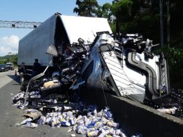 VÍDEO – Caminhões colidem e interrompem trânsito na BR-101