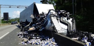 VÍDEO – Caminhões colidem e interrompem trânsito na BR-101