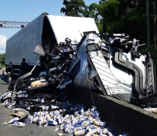 VÍDEO – Caminhões colidem e interrompem trânsito na BR-101