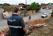 VÍDEO - Temporal causa alagamentos, queda de muro e destelhamentos em Joinville - 2