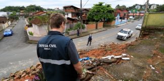 VÍDEO - Temporal causa alagamentos, queda de muro e destelhamentos em Joinville - 2