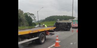 Carro capota e interrompe o trânsito em uma faixa da BR-101, em Araquari