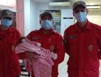 Bombeiros salvam bebê de 35 dias engasgado com leite materno em São Francisco do Sul Bombeiros salvam bebê de 35 dias engasgado com leite materno em São Francisco do Sul