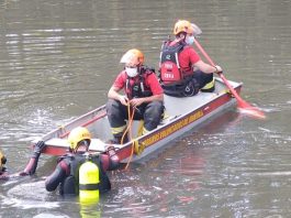 Bombeiros Voluntários procuram por homem no rio Cachoeira Bombeiros Voluntários procuram por corpo no rio Cachoeira