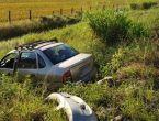 Dois carros acabam fora da pista em colisão na SC-415, em Garuva