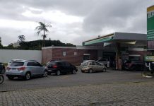 Guerra entre postos baixa preço da gasolina e provoca fila em Joinville