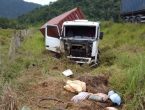 Caminhão com quatro pessoas da mesma família tomba na SC-416, em Itapoá