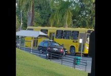 Carro capota em frente a Prefeitura de Joinville na tarde desta quinta-feira
