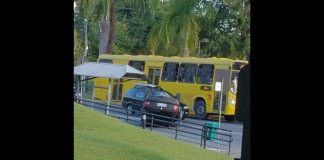 Carro capota em frente a Prefeitura de Joinville na tarde desta quinta-feira