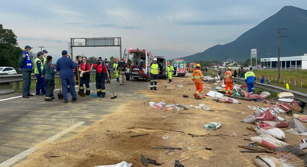 Grave Acidente Deixa Dois Mortos Na Br 101 No Litoral Catarinense