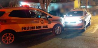 Homem bate em viatura da PM após atropelar jovem em Jaraguá do Sul