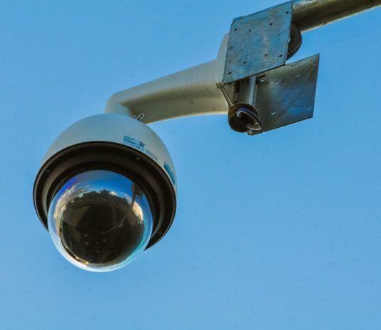 Prefeitura afirma que empresa não cumpriu prazo para consertar câmera em escola de Joinville