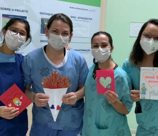 Crianças escrevem cartinhas para homenagear profissionais do Hospital Regional de Joinville