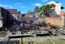 Incêndio destrói casa no bairro Ulysses Guimarães, em Joinville