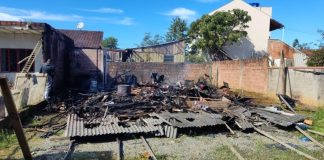 Incêndio destrói casa no bairro Ulysses Guimarães, em Joinville
