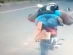 VÍDEO – Jovem é flagrado pilotando moto em posição de “superman” no Oeste de SC jovem-e-flagrado-pilotando-moto-em-posicao-de-superman-no-oeste-de-sc-superman-posicao-1068x580