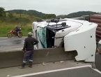 VÍDEO - Caminhão tomba na BR-101 em Araquari