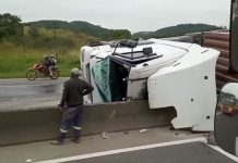VÍDEO - Caminhão tomba na BR-101 em Araquari