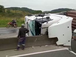 VÍDEO - Caminhão tomba na BR-101 em Araquari
