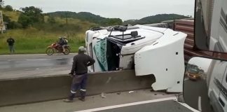 VÍDEO - Caminhão tomba na BR-101 em Araquari