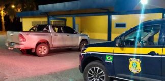 motorista bate carro contra caçamba em rua sem saída eem joinvill