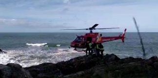 VÍDEO - Homem é resgatado por helicóptero após se acidentar durante rapel em Penha