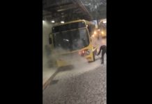 VÍDEO - Ônibus pega fogo no Terminal Norte de Joinville