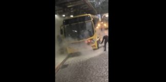 VÍDEO - Ônibus pega fogo no Terminal Norte de Joinville