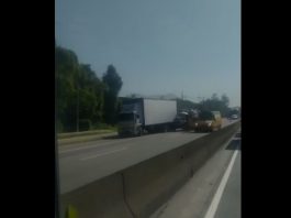 Dois caminhões que colidiram na BR-101