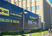 Fachada da Fiesc com imagem da campanha