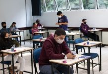 Candidatos realizando a prova na escola Técnica Tupy