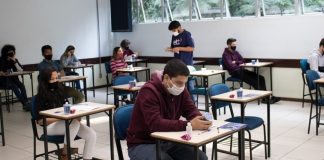 Candidatos realizando a prova na escola Técnica Tupy