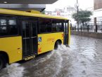 Ônibus enfrentando inundação no terminal central de Joinville