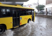 Ônibus enfrentando inundação no terminal central de Joinville