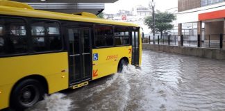 Ônibus enfrentando inundação no terminal central de Joinville