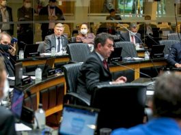 Entenda o que é a reforma da previdência estadual Deputados estaduais discutindo a reforma da previdência estadual