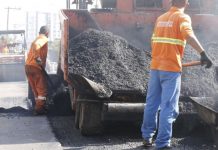 Trabalhadores em obra na rua Anita Garibaldi