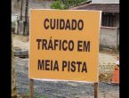 Erro de digitação: placa alerta condutores para “tráfico em meia pista” no Vale do Itajaí