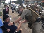 VÍDEO – Policial de Joinville recebe homenagem após receber alta da Covid-19 Policial de Joinville recebe homenagem após receber alta da Covid-19