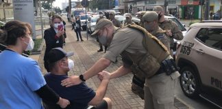 Policial de Joinville recebe homenagem após receber alta da Covid-19