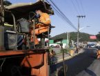 Trabalhadores e equipamentos em obra na rua XV de Novembro
