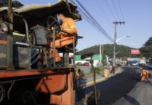 Trabalhadores e equipamentos em obra na rua XV de Novembro