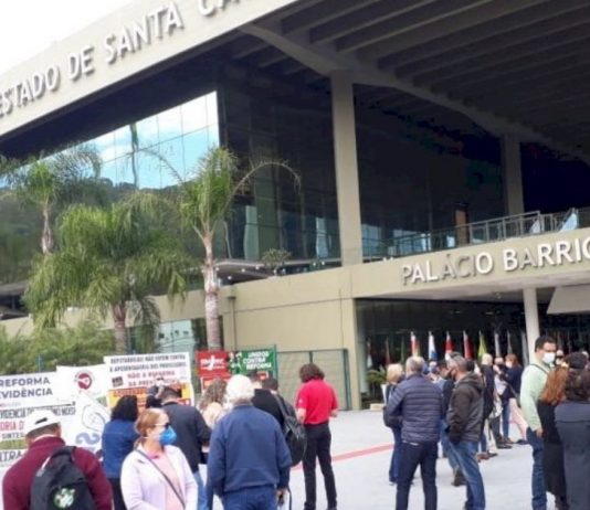 Servidores protestam contra reforma da previdência estadual na Alesc Servidores protestam contra reforma da previdência estadual na Alesc