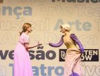 Princesas do musical realizando o espetáculo