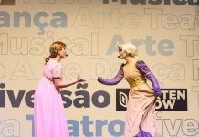 Princesas do musical realizando o espetáculo