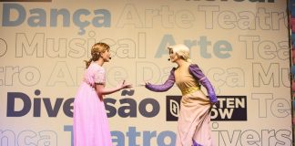 Princesas do musical realizando o espetáculo