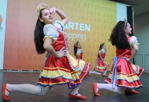 Bailarinas dançando em palco do Festival de Dança no Garten Shopping