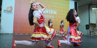 Bailarinas dançando em palco do Festival de Dança no Garten Shopping