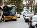 Avenida de Joinville com ônibus em parada junto ao fluxo de carros