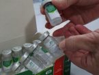 Vacina contra a gripe está disponível para todos os públicos nos postos de Joinville Imunizante contra a gripe sendo manuseado